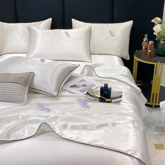 91家纺网 家纺一手货源 找家纺 啊雅家居 2025新款水洗真丝夏被空调被四件套 彩羽-冰川白