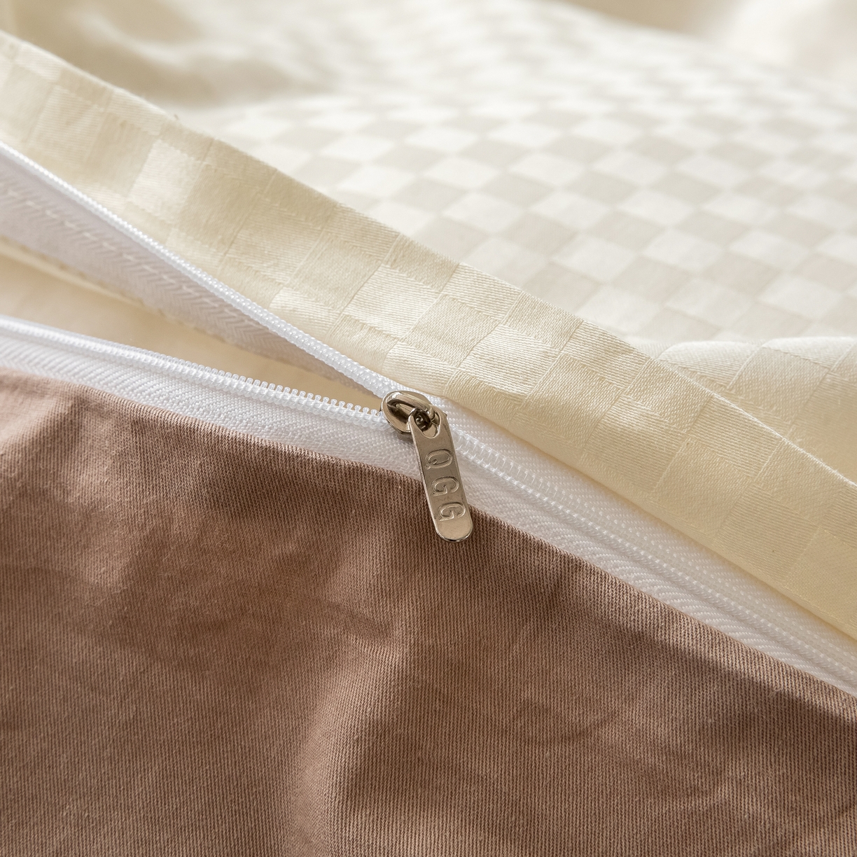 91家纺网 家纺一手货源 找家纺 琪格格2023新款60支长绒棉纯棉小方格单被套枕套四件套奶昔白+摩卡棕