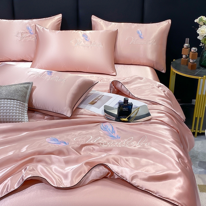 91家纺网 家纺一手货源 找家纺 啊雅家居 2025新款水洗真丝夏被空调被四件套 彩羽-珊瑚粉