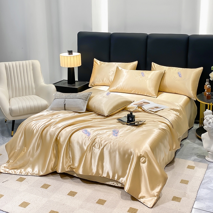 91家纺网 家纺一手货源 找家纺 啊雅家居 2025新款水洗真丝夏被空调被四件套 彩羽-香槟黄