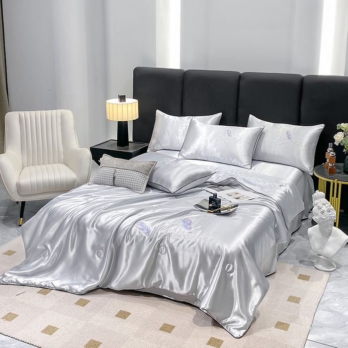 91家纺网 家纺一手货源 找家纺 啊雅家居 2025新款水洗真丝夏被空调被四件套 彩羽-冰川灰