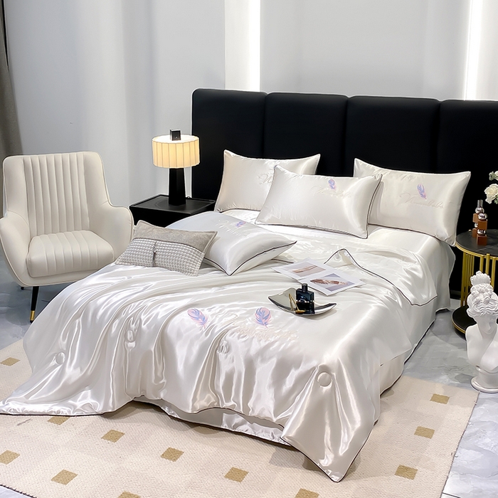 91家纺网 家纺一手货源 找家纺 啊雅家居 2025新款水洗真丝夏被空调被四件套 彩羽-冰川白