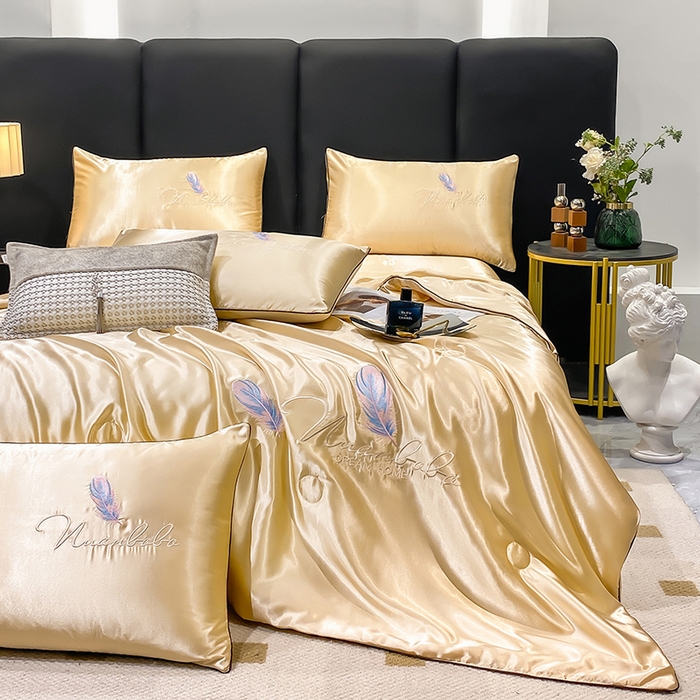 91家纺网 家纺一手货源 找家纺 啊雅家居 2025新款水洗真丝夏被空调被四件套 彩羽-香槟黄