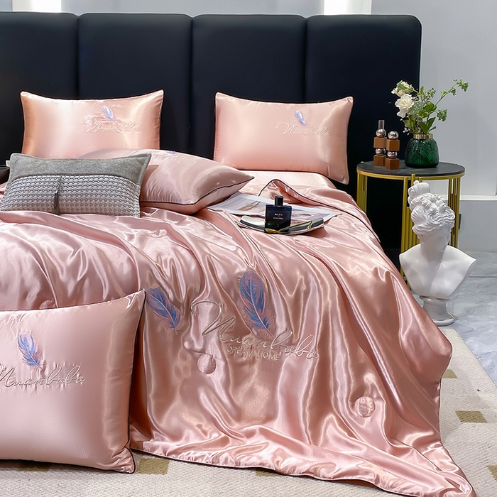 91家纺网 家纺一手货源 找家纺 啊雅家居 2025新款水洗真丝夏被空调被四件套 彩羽-珊瑚粉