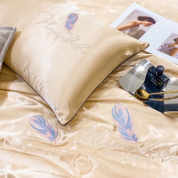 91家纺网 家纺一手货源 找家纺 啊雅家居 2025新款水洗真丝夏被空调被四件套 彩羽-香槟黄