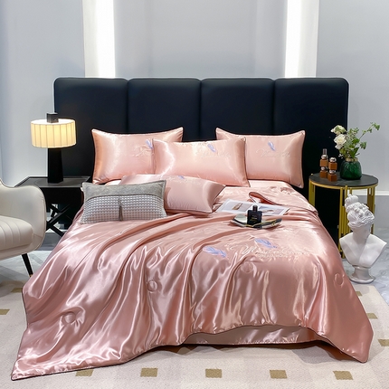 91家纺网 家纺一手货源 找家纺 啊雅家居 2025新款水洗真丝夏被空调被四件套 彩羽-珊瑚粉