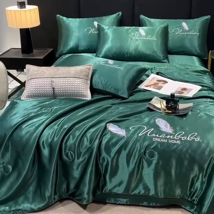 91家纺网 家纺一手货源 找家纺 啊雅家居 2025新款水洗真丝夏被空调被四件套 彩羽-玉石绿