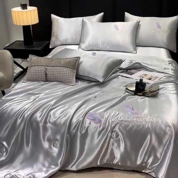 91家纺网 家纺一手货源 找家纺 啊雅家居 2025新款水洗真丝夏被空调被四件套 彩羽-冰川灰