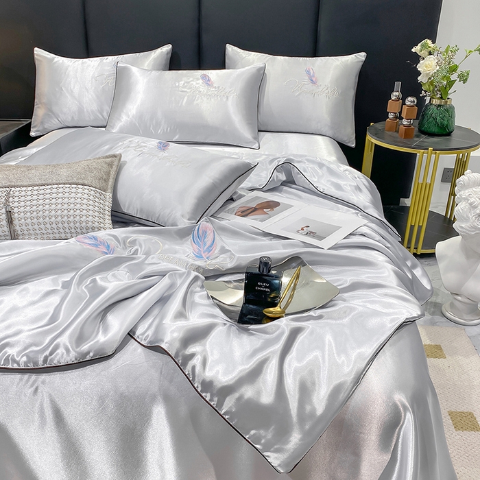 91家纺网 家纺一手货源 找家纺 啊雅家居 2025新款水洗真丝夏被空调被四件套 彩羽-冰川灰