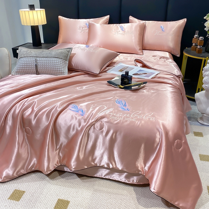 91家纺网 家纺一手货源 找家纺 啊雅家居 2025新款水洗真丝夏被空调被四件套 彩羽-珊瑚粉