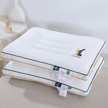 91家纺网 家纺一手货源 找家纺 梦叶草 2023新款全棉开心小熊枕芯 三分区中枕48*74cm