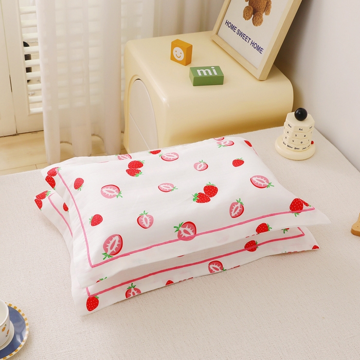 91家纺网 家纺一手货源 找家纺 乐秀家纺 2023新款A类双层纱卡通印花儿童幼儿园枕套 牛奶草莓