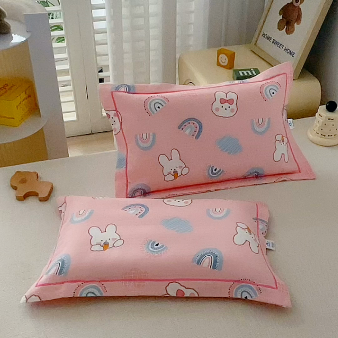 91家纺网 家纺一手货源 找家纺 乐秀家纺 2023新款A类双层纱卡通印花儿童幼儿园枕套 彩虹小兔