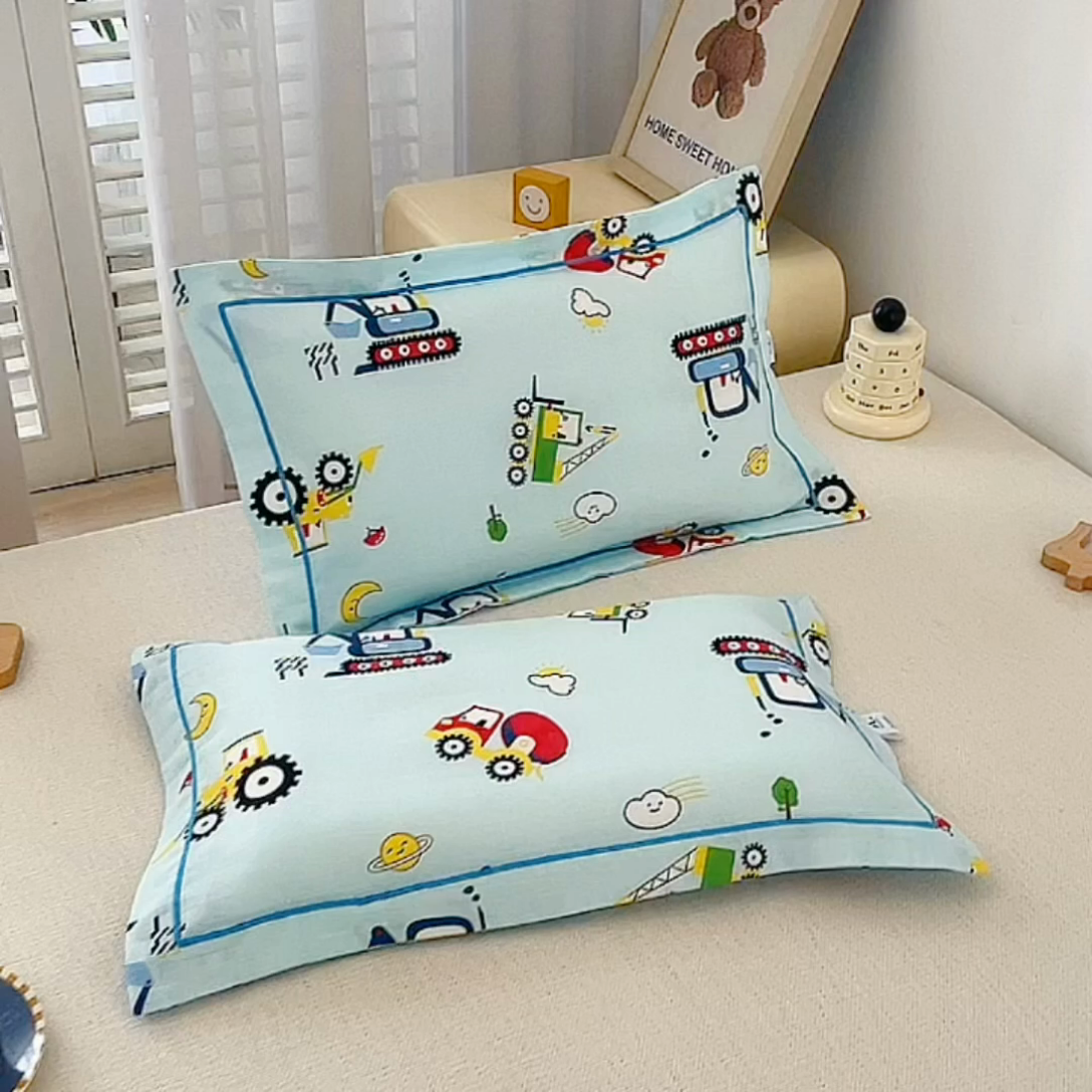 91家纺网 家纺一手货源 找家纺 乐秀家纺 2023新款A类双层纱卡通印花儿童幼儿园枕套 挖机总动员