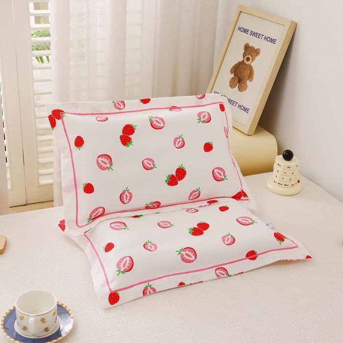 91家纺网 家纺一手货源 找家纺 乐秀家纺 2023新款A类双层纱卡通印花儿童幼儿园枕套 牛奶草莓