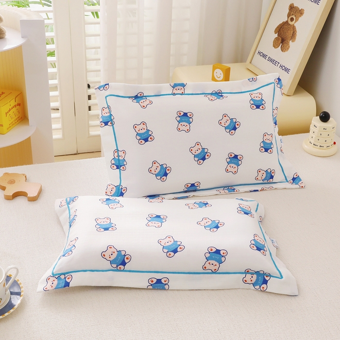 91家纺网 家纺一手货源 找家纺 乐秀家纺 2023新款A类双层纱卡通印花儿童幼儿园枕套 快乐熊仔