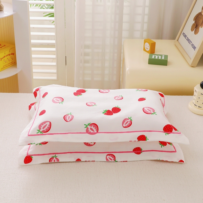 91家纺网 家纺一手货源 找家纺 乐秀家纺 2023新款A类双层纱卡通印花儿童幼儿园枕套 牛奶草莓