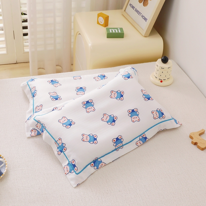 91家纺网 家纺一手货源 找家纺 乐秀家纺 2023新款A类双层纱卡通印花儿童幼儿园枕套 快乐熊仔