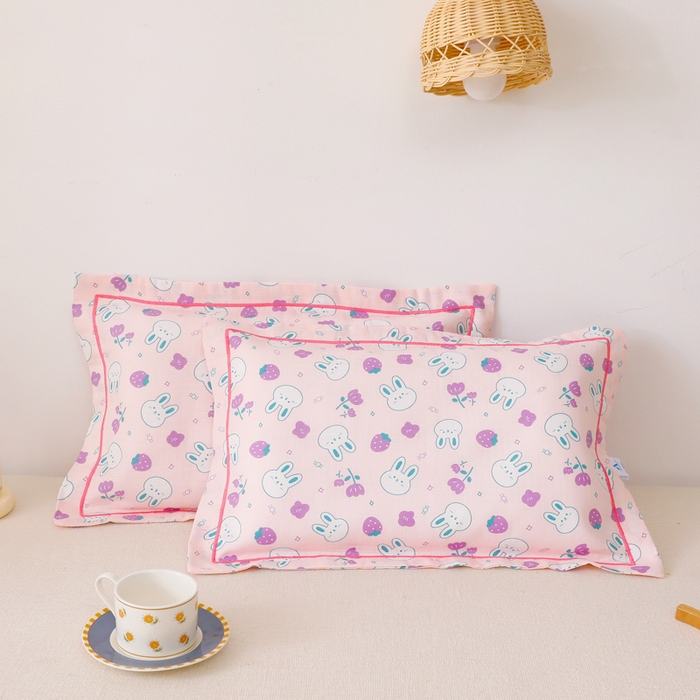91家纺网 家纺一手货源 找家纺 乐秀家纺 2023新款A类双层纱卡通印花儿童幼儿园枕套 花园小兔