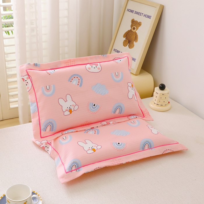91家纺网 家纺一手货源 找家纺 乐秀家纺 2023新款A类双层纱卡通印花儿童幼儿园枕套 彩虹小兔