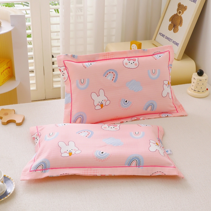91家纺网 家纺一手货源 找家纺 乐秀家纺 2023新款A类双层纱卡通印花儿童幼儿园枕套 彩虹小兔