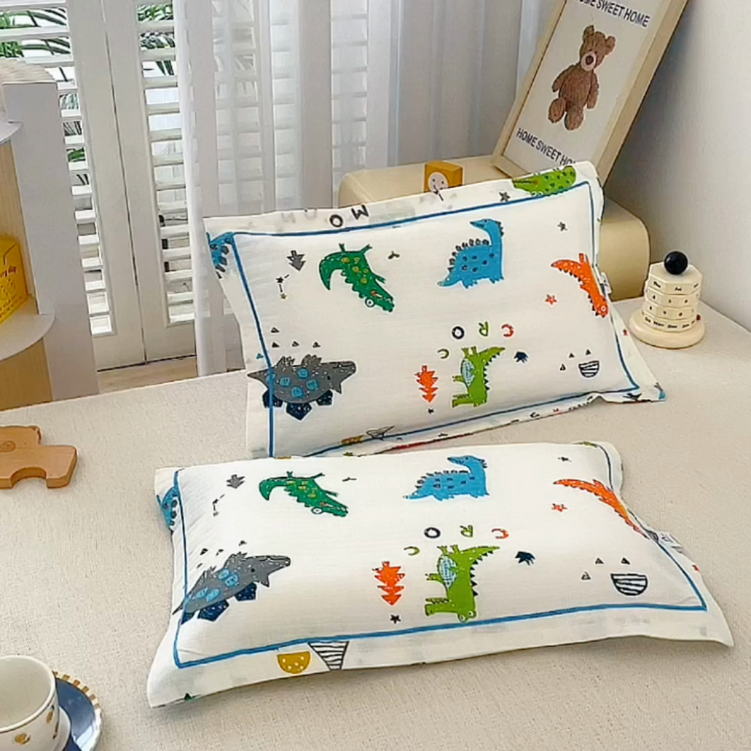 91家纺网 家纺一手货源 找家纺 乐秀家纺 2023新款A类双层纱卡通印花儿童幼儿园枕套 恐龙乐园