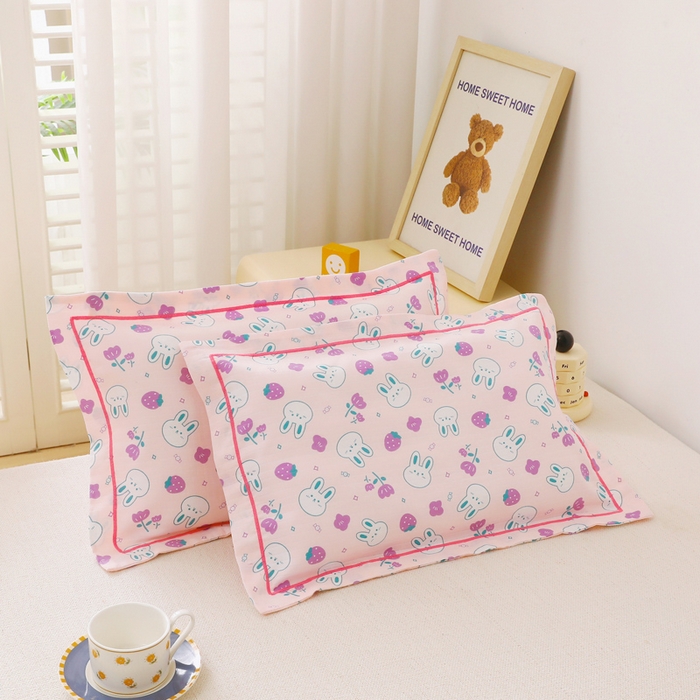 91家纺网 家纺一手货源 找家纺 乐秀家纺 2023新款A类双层纱卡通印花儿童幼儿园枕套 花园小兔