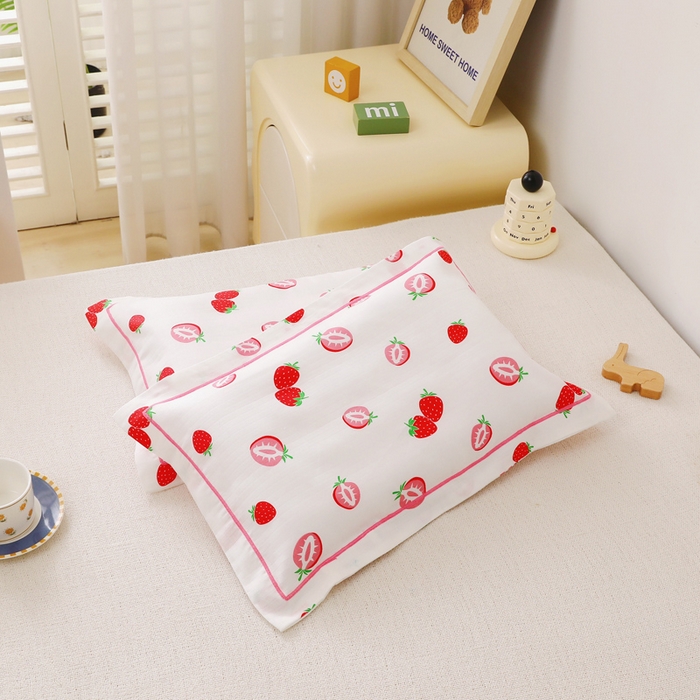 91家纺网 家纺一手货源 找家纺 乐秀家纺 2023新款A类双层纱卡通印花儿童幼儿园枕套 牛奶草莓