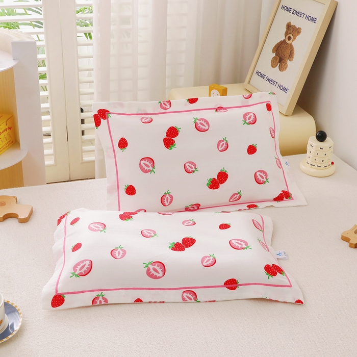 91家纺网 家纺一手货源 找家纺 乐秀家纺 2023新款A类双层纱卡通印花儿童幼儿园枕套 牛奶草莓