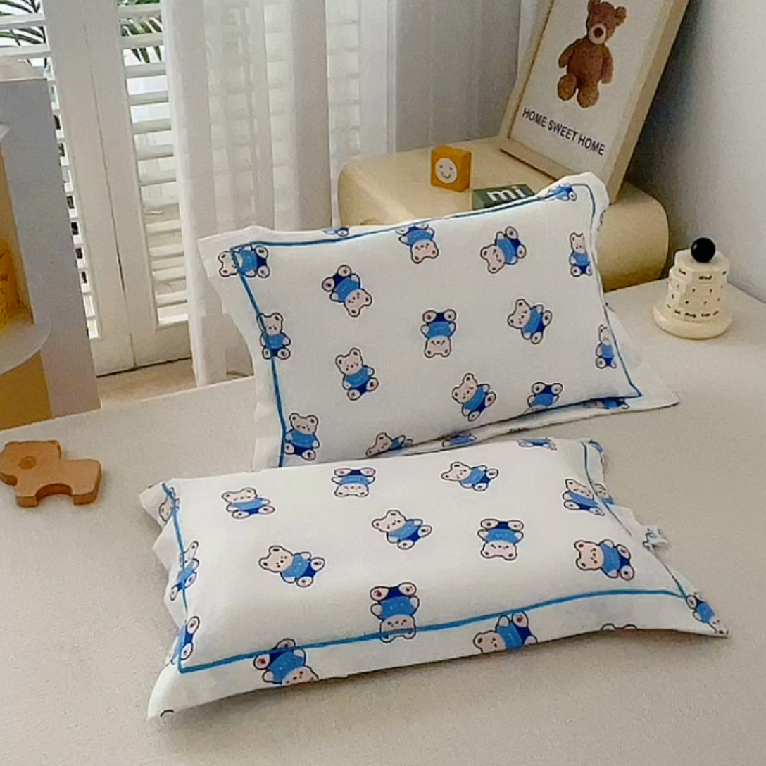 91家纺网 家纺一手货源 找家纺 乐秀家纺 2023新款A类双层纱卡通印花儿童幼儿园枕套 快乐熊仔