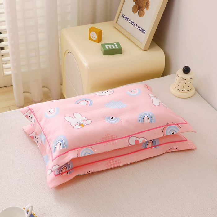 91家纺网 家纺一手货源 找家纺 乐秀家纺 2023新款A类双层纱卡通印花儿童幼儿园枕套 彩虹小兔