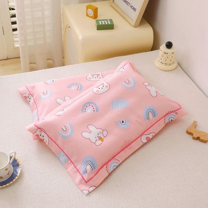 91家纺网 家纺一手货源 找家纺 乐秀家纺 2023新款A类双层纱卡通印花儿童幼儿园枕套 彩虹小兔