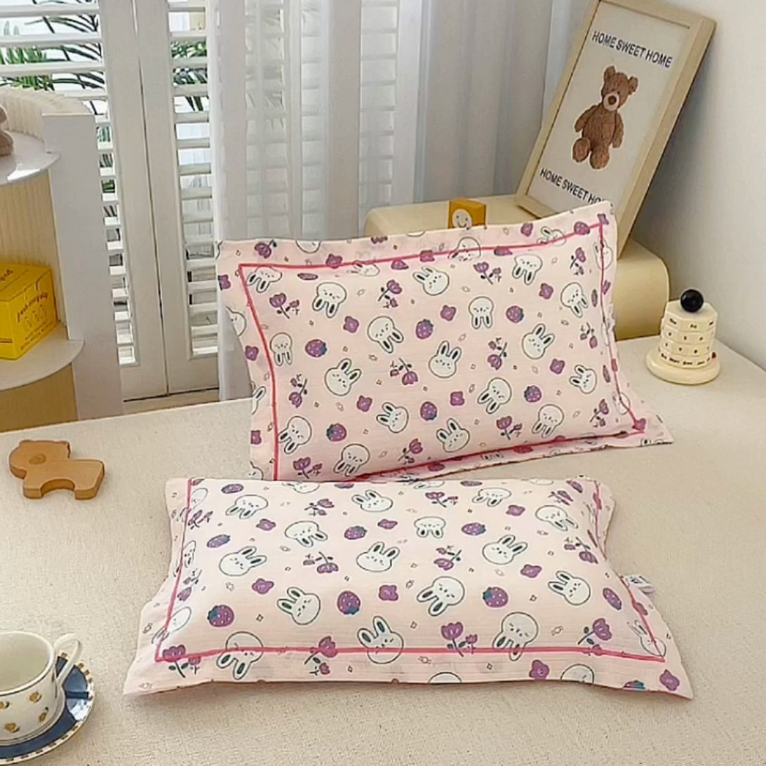 91家纺网 家纺一手货源 找家纺 乐秀家纺 2023新款A类双层纱卡通印花儿童幼儿园枕套 花园小兔