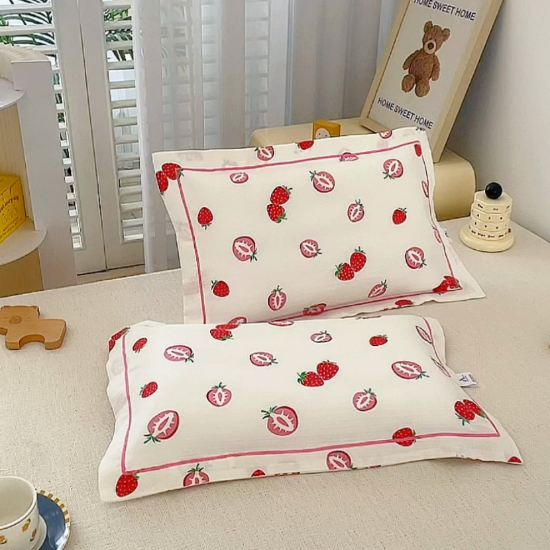 91家纺网 家纺一手货源 找家纺 乐秀家纺 2023新款A类双层纱卡通印花儿童幼儿园枕套 牛奶草莓