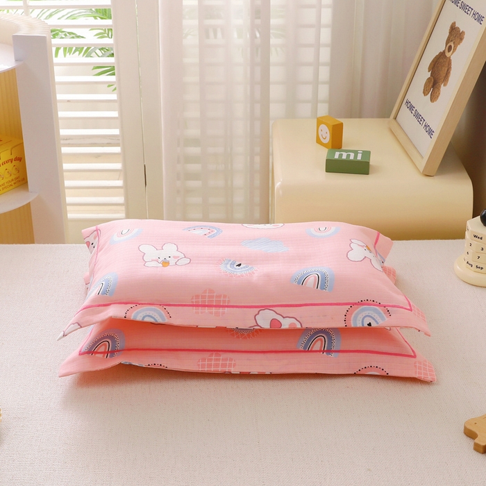91家纺网 家纺一手货源 找家纺 乐秀家纺 2023新款A类双层纱卡通印花儿童幼儿园枕套 彩虹小兔