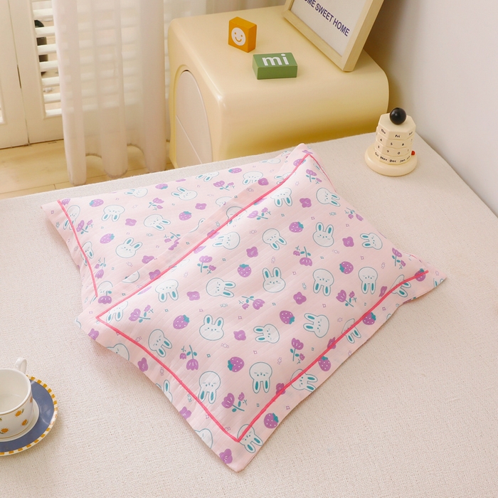 91家纺网 家纺一手货源 找家纺 乐秀家纺 2023新款A类双层纱卡通印花儿童幼儿园枕套 花园小兔