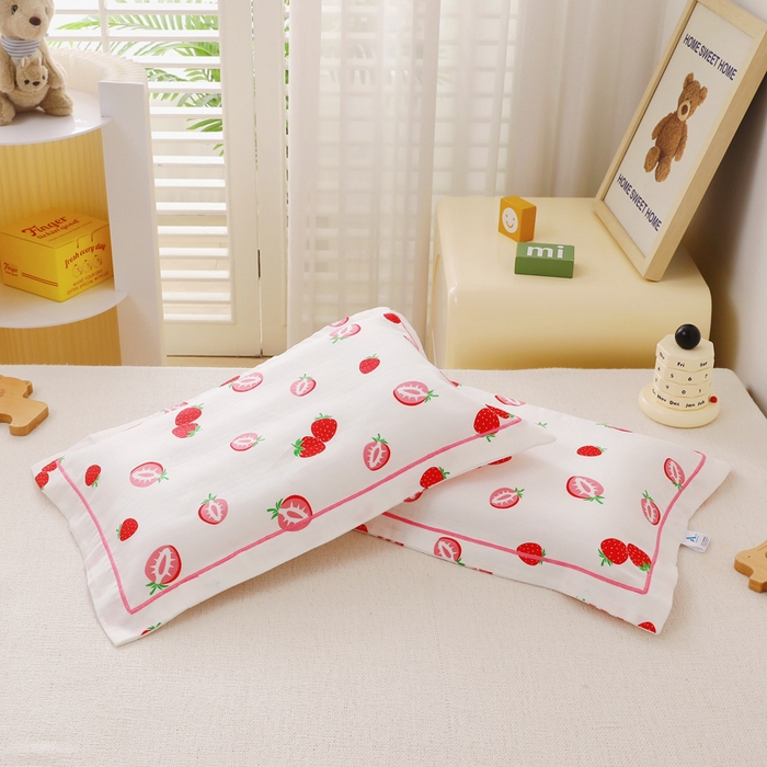 91家纺网 家纺一手货源 找家纺 乐秀家纺 2023新款A类双层纱卡通印花儿童幼儿园枕套 牛奶草莓