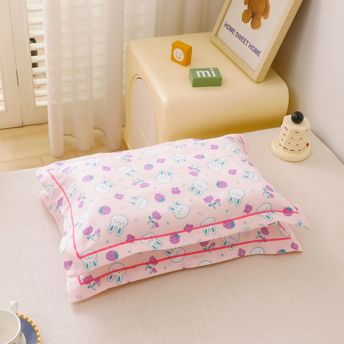 91家纺网 家纺一手货源 找家纺 乐秀家纺 2023新款A类双层纱卡通印花儿童幼儿园枕套 花园小兔