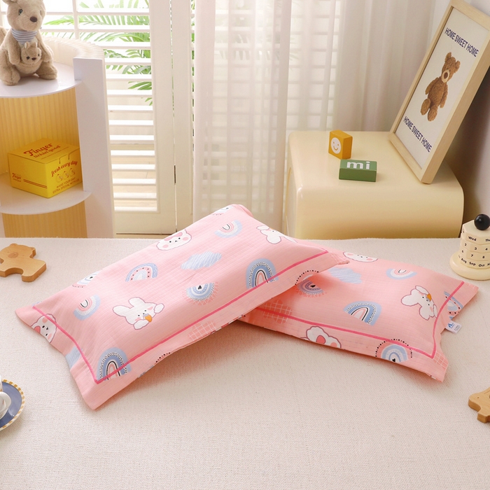 91家纺网 家纺一手货源 找家纺 乐秀家纺 2023新款A类双层纱卡通印花儿童幼儿园枕套 彩虹小兔