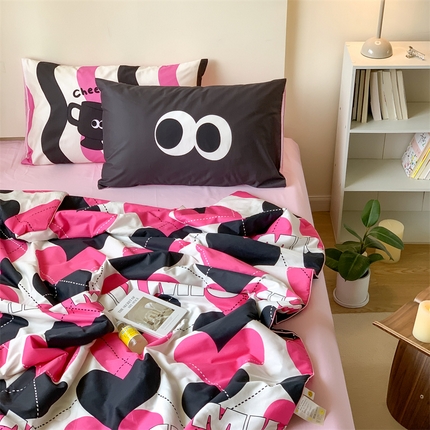 91家纺网 家纺一手货源 找家纺 桃喜 2024新品甜辣潮酷全棉印花夏被-风格二 缪斯