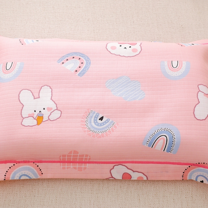 91家纺网 家纺一手货源 找家纺 乐秀家纺 2023新款A类双层纱卡通印花儿童幼儿园枕套 彩虹小兔