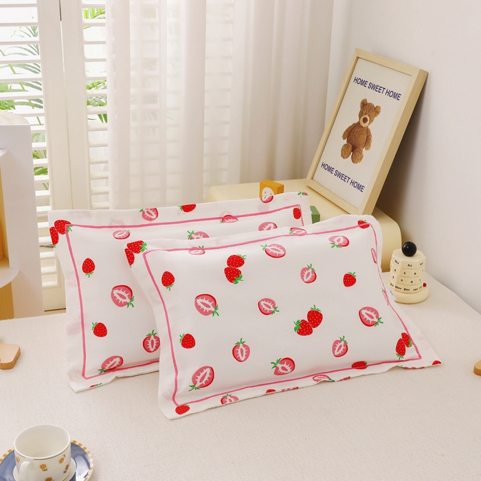 91家纺网 家纺一手货源 找家纺 乐秀家纺 2023新款A类双层纱卡通印花儿童幼儿园枕套 牛奶草莓