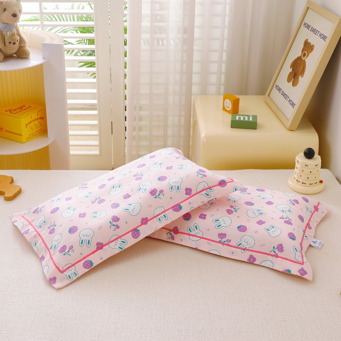 91家纺网 家纺一手货源 找家纺 乐秀家纺 2023新款A类双层纱卡通印花儿童幼儿园枕套 花园小兔