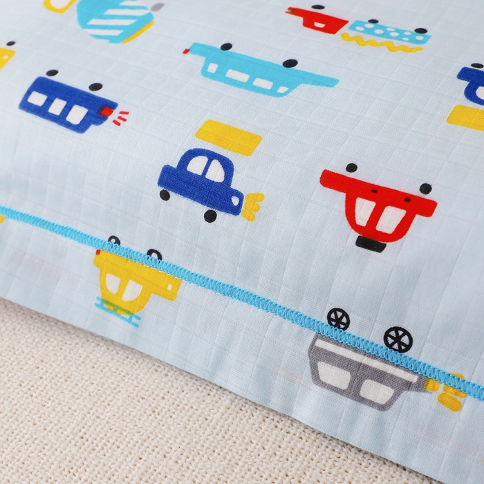 91家纺网 家纺一手货源 找家纺 乐秀家纺 2023新款A类双层纱卡通印花儿童幼儿园枕套 多彩汽车