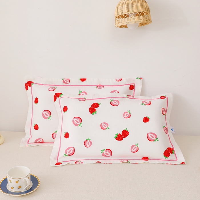 91家纺网 家纺一手货源 找家纺 乐秀家纺 2023新款A类双层纱卡通印花儿童幼儿园枕套 牛奶草莓