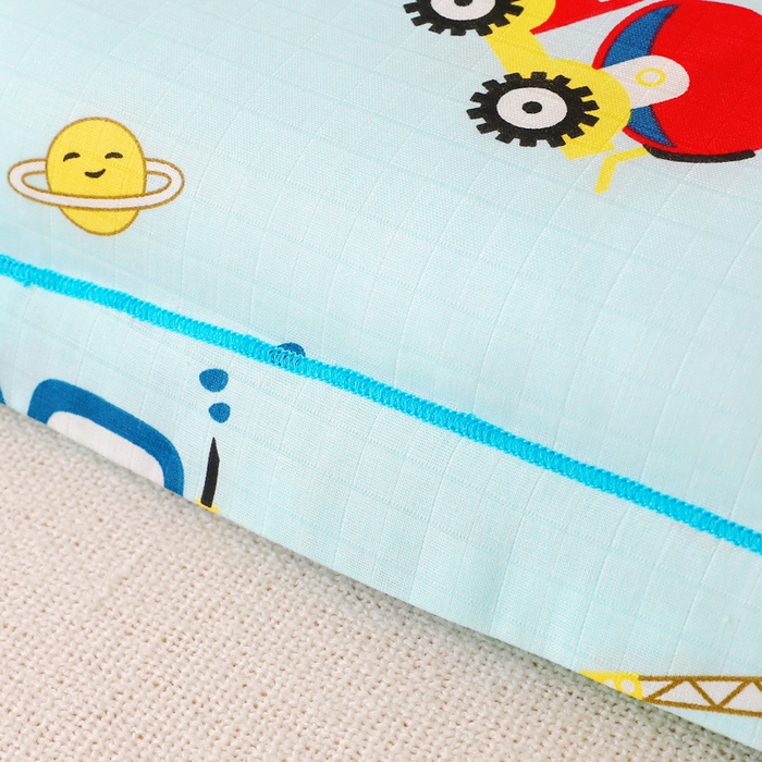 91家纺网 家纺一手货源 找家纺 乐秀家纺 2023新款A类双层纱卡通印花儿童幼儿园枕套 挖机总动员