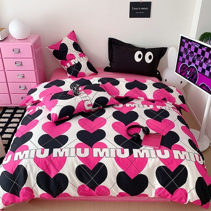 91家纺网 家纺一手货源 找家纺 桃子 2023新款少女甜酷风兔子纯棉印花系列四件套 纯棉-粉红相恋