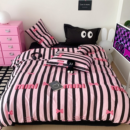 91家纺网 家纺一手货源 找家纺 桃子 2023新款少女甜酷风兔子纯棉印花系列四件套 纯棉-黑酷蝴蝶结