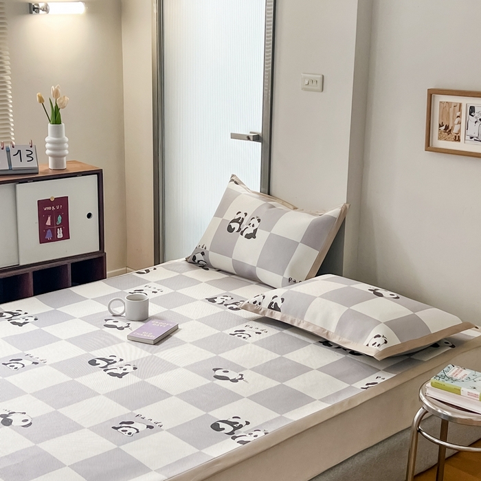 91家纺网 家纺一手货源 找家纺 觅糖家纺 2023新款A类抗菌养生冰藤印花凉席 灰格熊猫