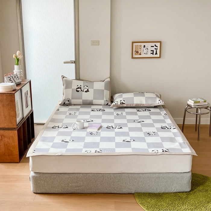 91家纺网 家纺一手货源 找家纺 觅糖家纺 2023新款A类抗菌养生冰藤印花凉席 灰格熊猫